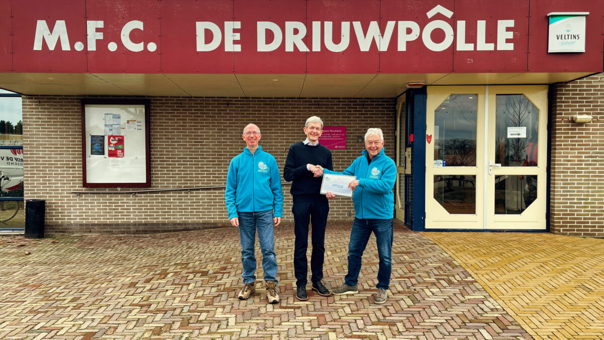 EDW schenkt 1500 euro aan M.F.C. De Driuwpôlle voor isolatiewerken